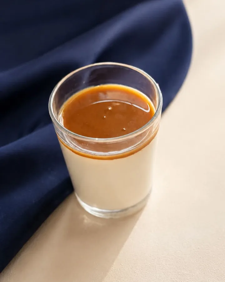 Waniliowa panna cotta z karmelem z solonym masłem
